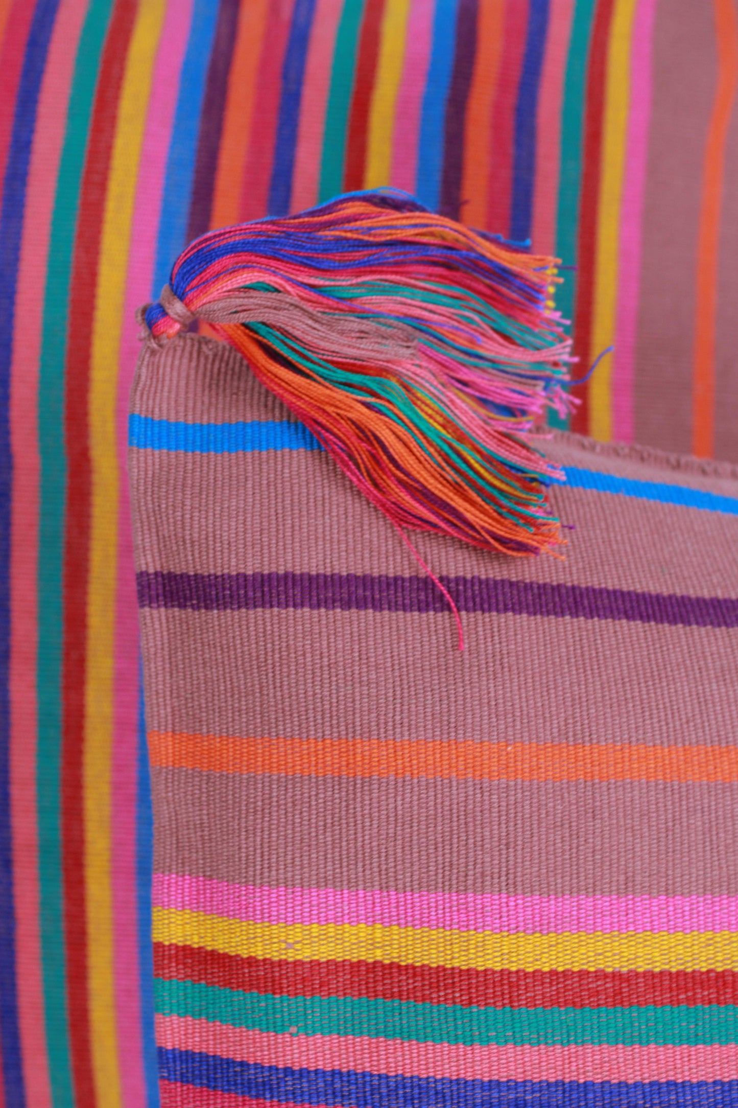 handgewebte kissenhulle multicolour stripes rosa aus mexik