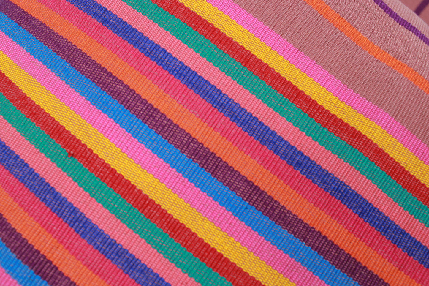 handgewebte kissenhulle multicolour stripes rosa aus mexik